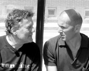 PAL:s grundare Dan Gustafsson i samspråk med fotbollsikonen Zinédine Zidane under en PAL-träning.